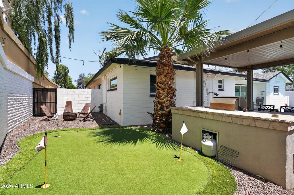 Image 32 of property listing at 1749 E MEDLOCK Drive, Phoenix, AZ 85016