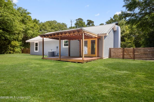 721 Nicholson Avenue, Waveland, MS 39576