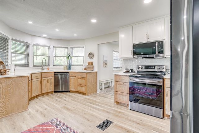 622 N Crockett Street, Granbury, TX 76048