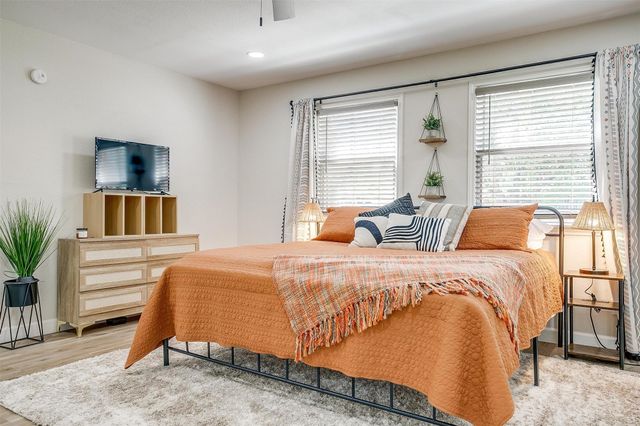 622 N Crockett Street, Granbury, TX 76048