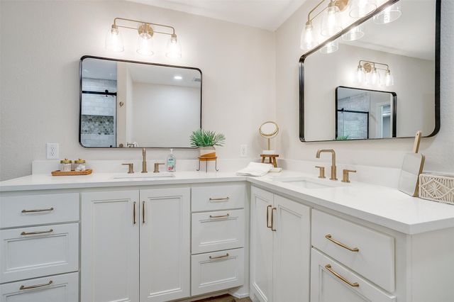 622 N Crockett Street, Granbury, TX 76048