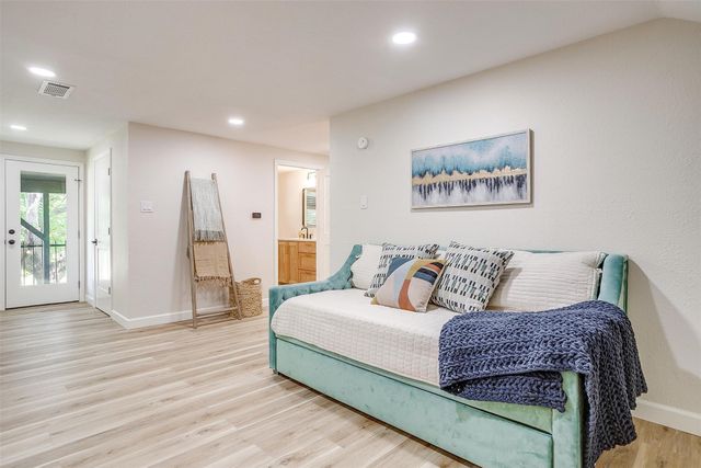 622 N Crockett Street, Granbury, TX 76048