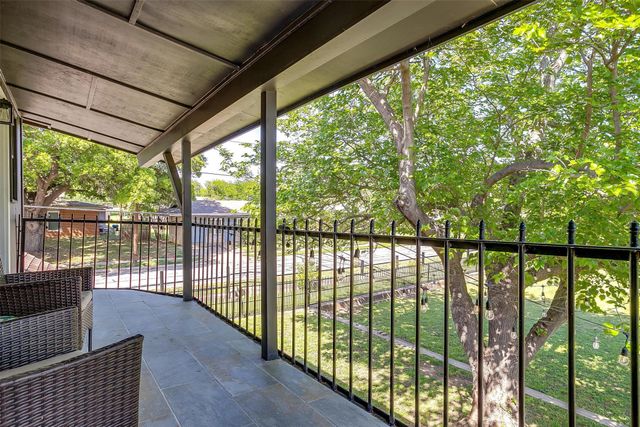 622 N Crockett Street, Granbury, TX 76048