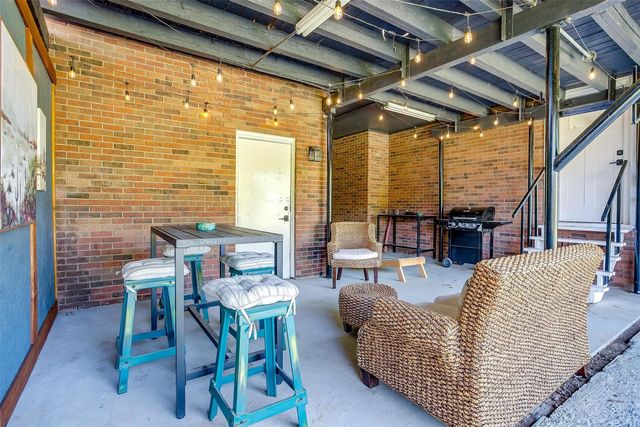 622 N Crockett Street, Granbury, TX 76048