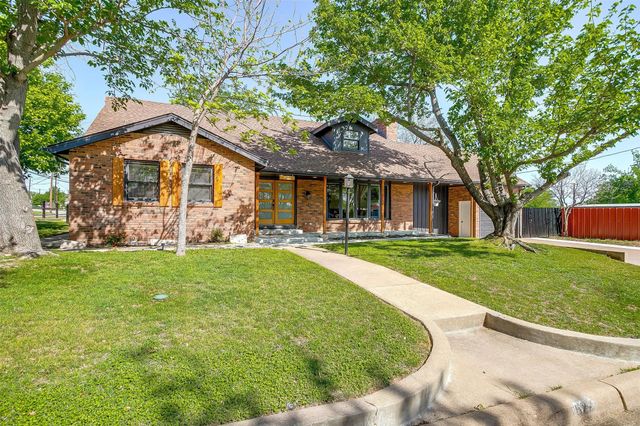 622 N Crockett Street, Granbury, TX 76048