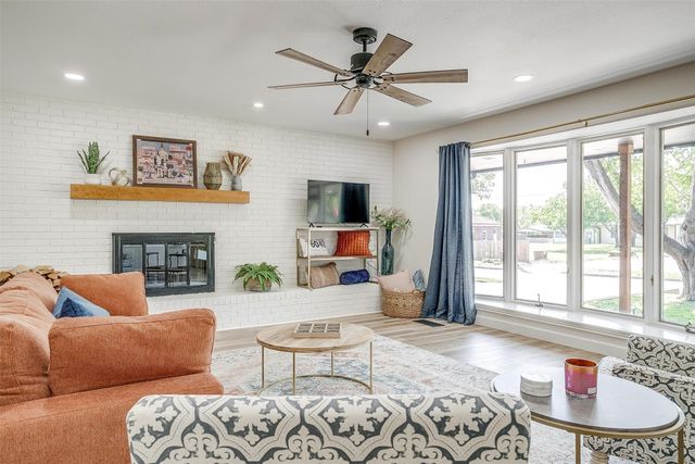 622 N Crockett Street, Granbury, TX 76048