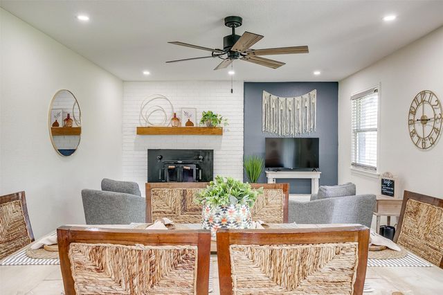 622 N Crockett Street, Granbury, TX 76048