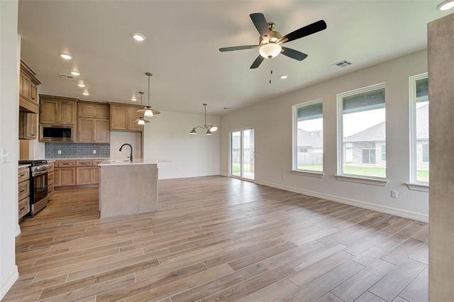 7713 Wilshire Woods Drive, Yukon, OK 73099