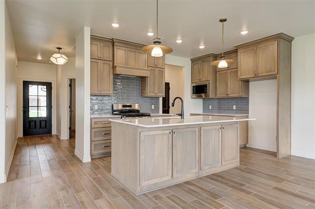7713 Wilshire Woods Drive, Yukon, OK 73099
