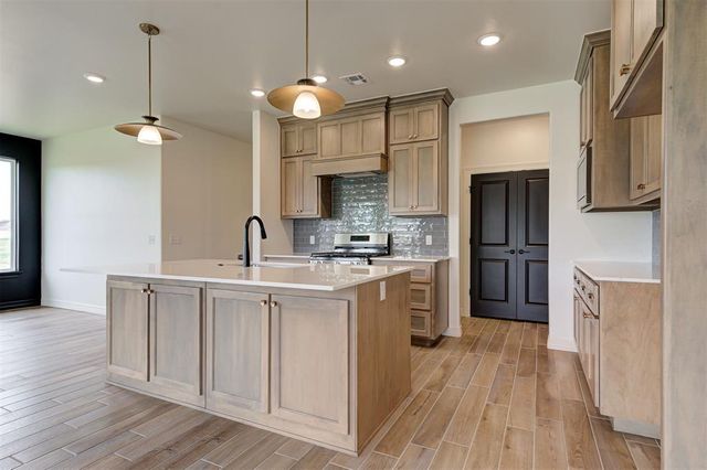 7713 Wilshire Woods Drive, Yukon, OK 73099