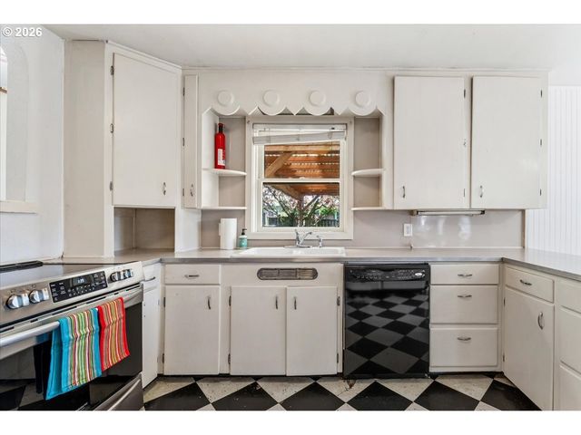 7905 Sw ELMWOOD St, Portland, OR 97223
