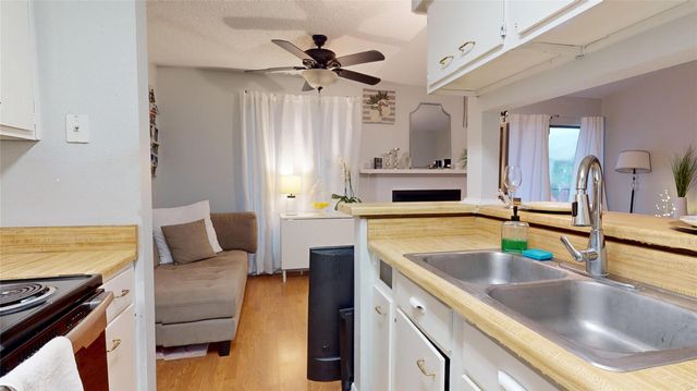 700 Thicket Lane 306, Houston, TX 77079