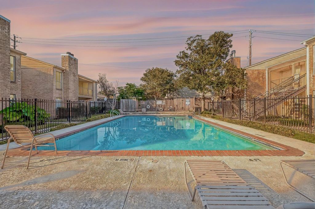 700 Thicket Lane 306, Houston, TX 77079