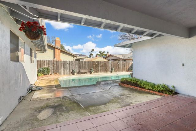 8402 Roxburgh Way, Stockton, CA 95209