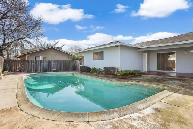 8402 Roxburgh Way, Stockton, CA 95209