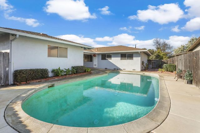 8402 Roxburgh Way, Stockton, CA 95209