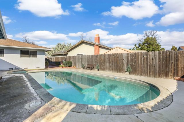 8402 Roxburgh Way, Stockton, CA 95209