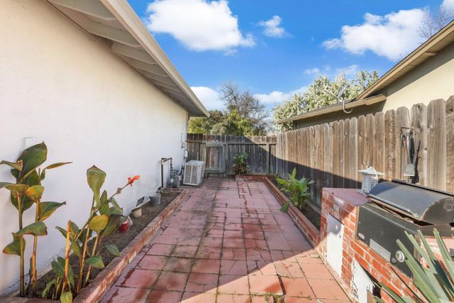 8402 Roxburgh Way, Stockton, CA 95209