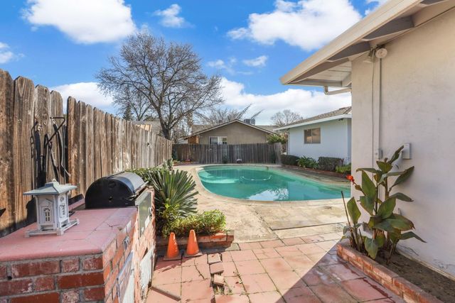 8402 Roxburgh Way, Stockton, CA 95209