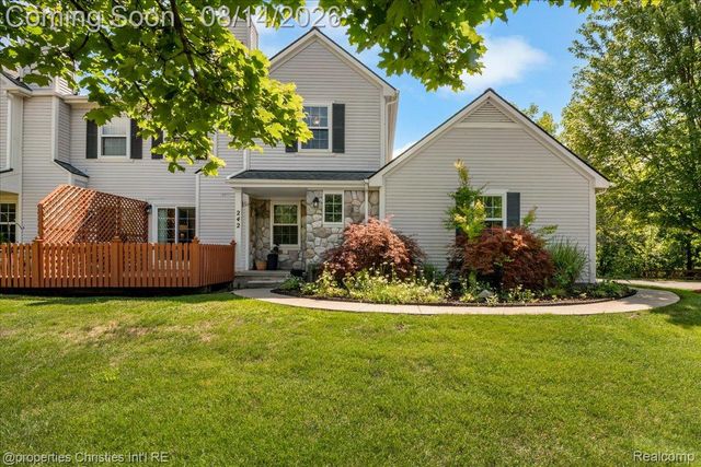242 Barrington Circle, Orion Charter Township, MI 48360