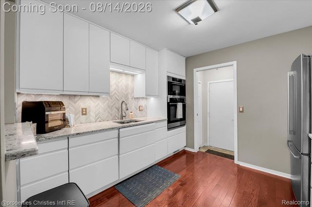 242 Barrington Circle, Orion Charter Township, MI 48360