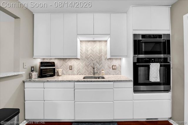 242 Barrington Circle, Orion Charter Township, MI 48360