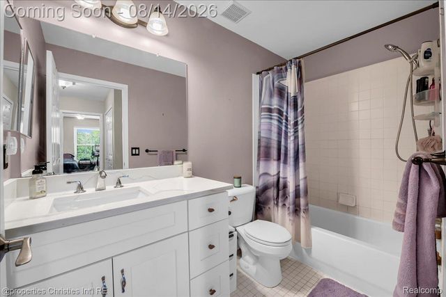 242 Barrington Circle, Orion Charter Township, MI 48360