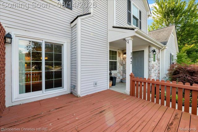 242 Barrington Circle, Orion Charter Township, MI 48360
