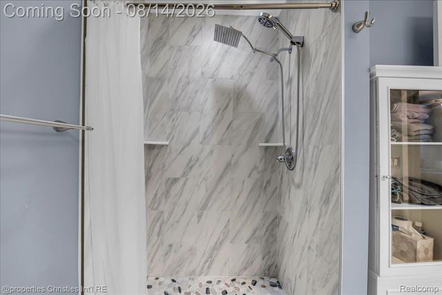242 Barrington Circle, Orion Charter Township, MI 48360