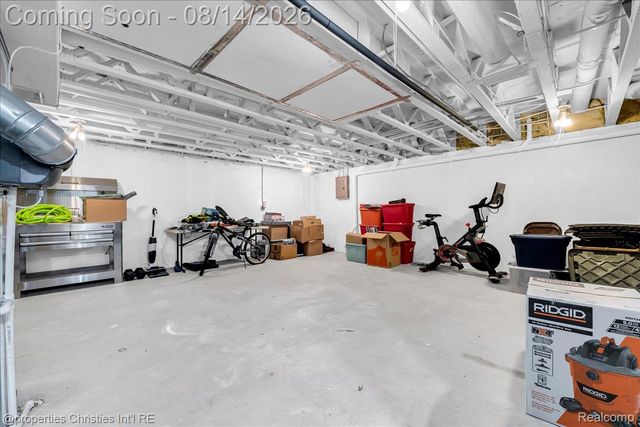 242 Barrington Circle, Orion Charter Township, MI 48360