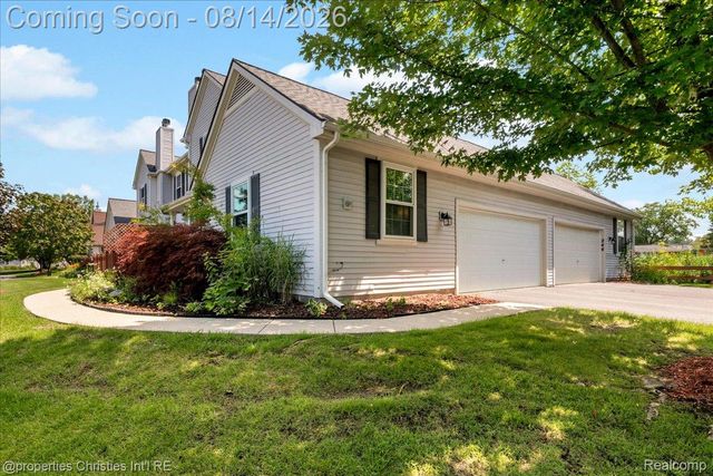 242 Barrington Circle, Orion Charter Township, MI 48360