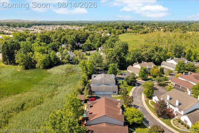 242 Barrington Circle, Orion Charter Township, MI 48360