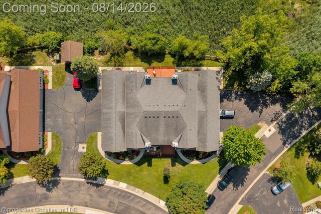 242 Barrington Circle, Orion Charter Township, MI 48360
