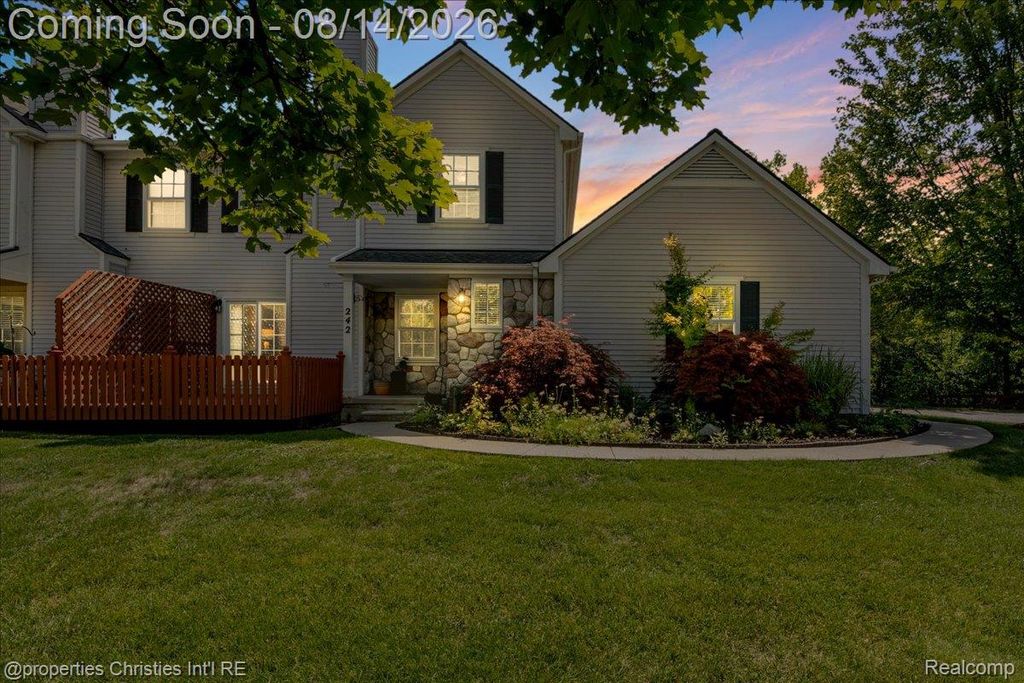 242 Barrington Circle, Orion Charter Township, MI 48360