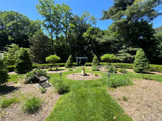 195 Feeks Lane, Locust Valley, NY 11560