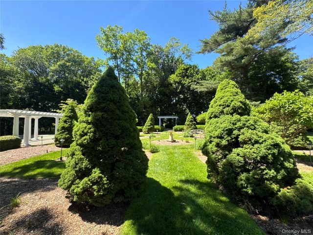195 Feeks Lane, Locust Valley, NY 11560