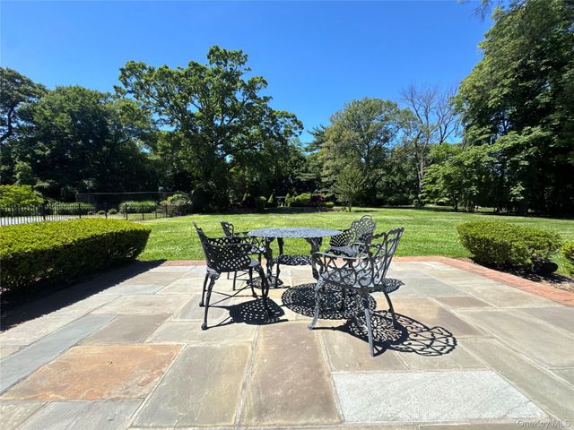 195 Feeks Lane, Locust Valley, NY 11560