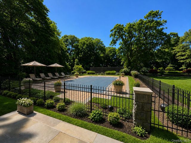 195 Feeks Lane, Locust Valley, NY 11560