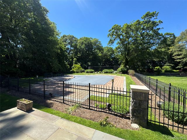 195 Feeks Lane, Locust Valley, NY 11560