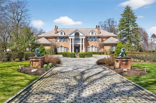 195 Feeks Lane, Locust Valley, NY 11560