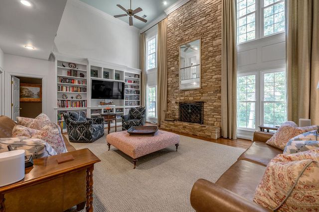 2385 The Woods Lane, Lexington, KY 40502