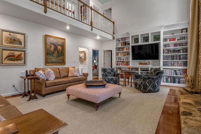 2385 The Woods Lane, Lexington, KY 40502