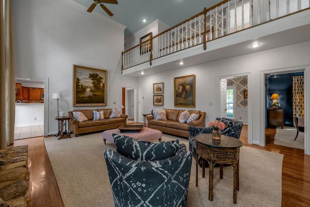 2385 The Woods Lane, Lexington, KY 40502