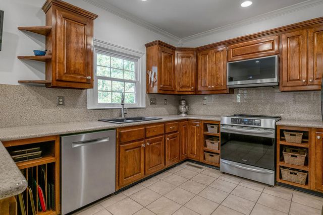2385 The Woods Lane, Lexington, KY 40502