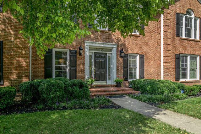 2385 The Woods Lane, Lexington, KY 40502