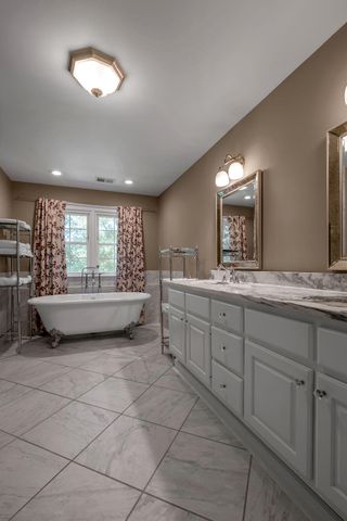 2385 The Woods Lane, Lexington, KY 40502
