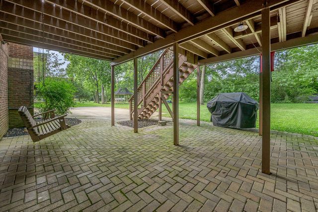 2385 The Woods Lane, Lexington, KY 40502