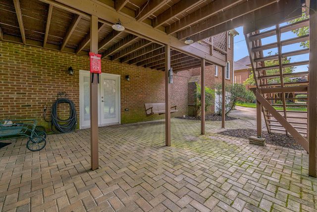 2385 The Woods Lane, Lexington, KY 40502