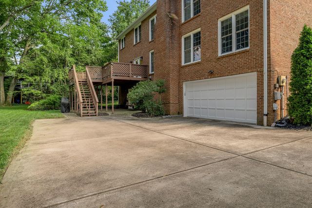 2385 The Woods Lane, Lexington, KY 40502