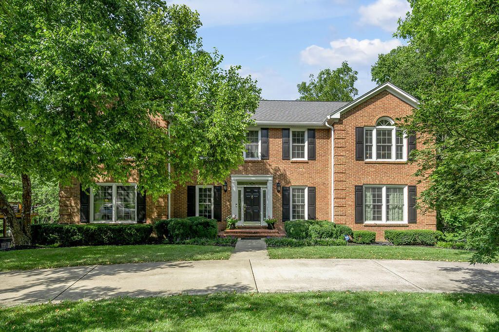 2385 The Woods Lane, Lexington, KY 40502